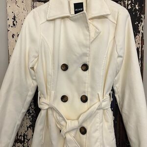 Me Jane Women’s White lightweight fall/winter coat. Size Medium.